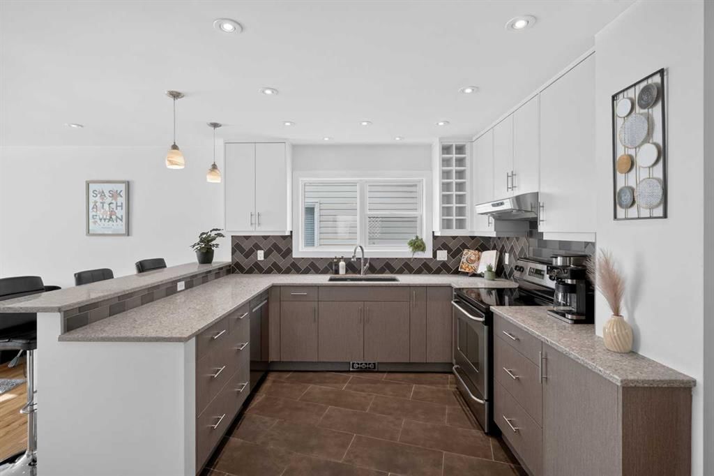 140 Woodglen Way SW, Calgary — photo 5 of 39