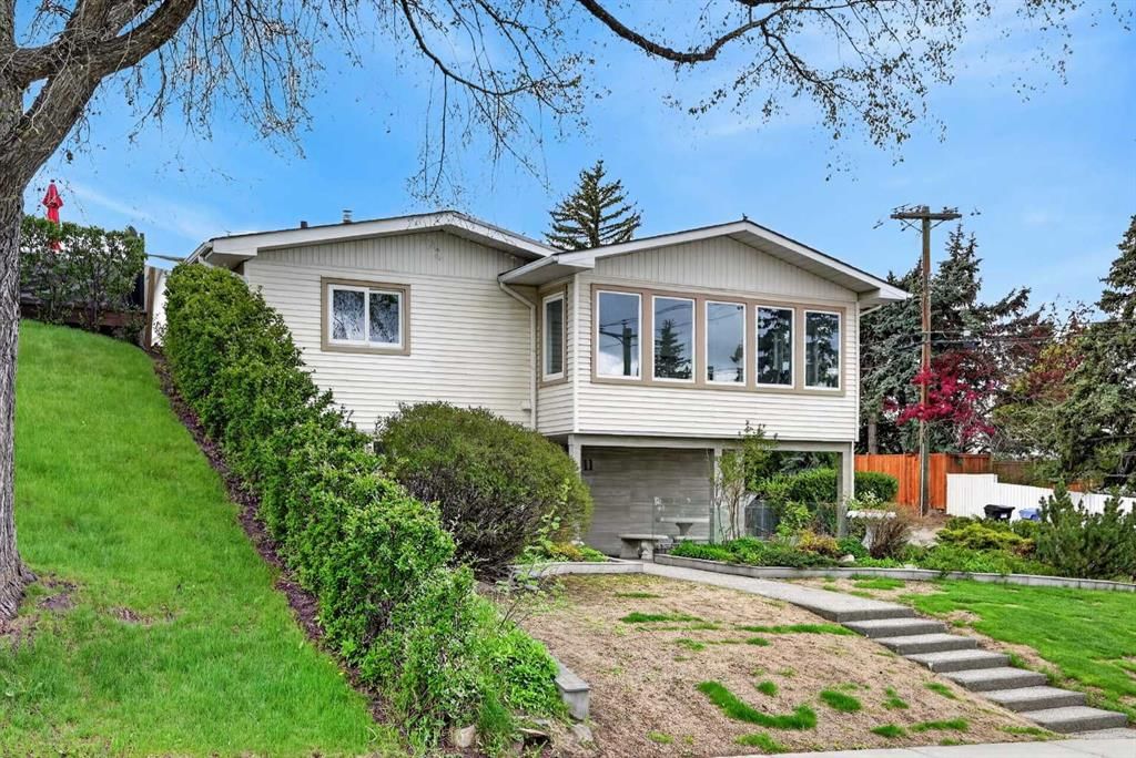 11 Selkirk Drive SW, Calgary — photo 3 of 48