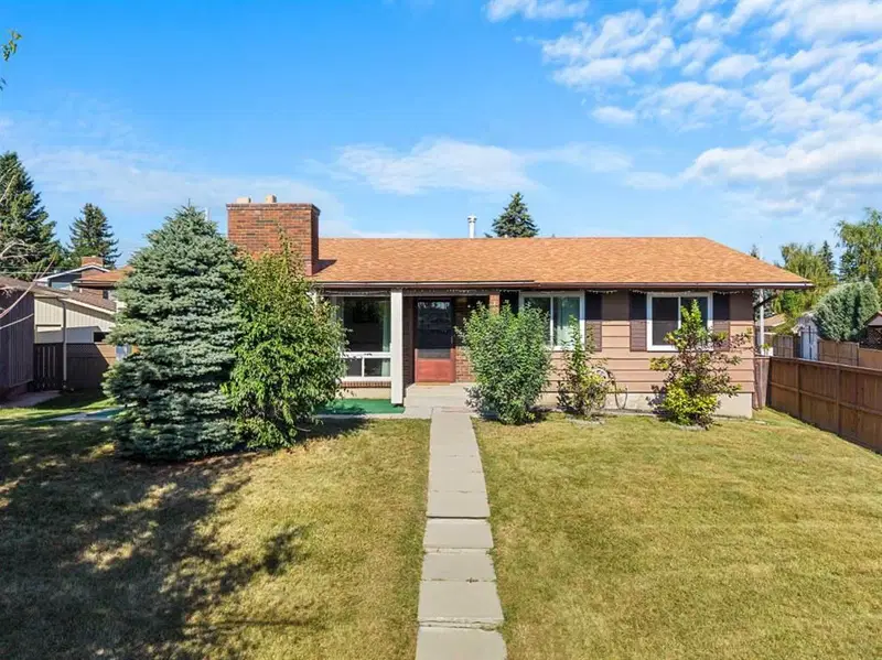 148 Lake Lucerne Crescent SE, Calgary — main listing photo