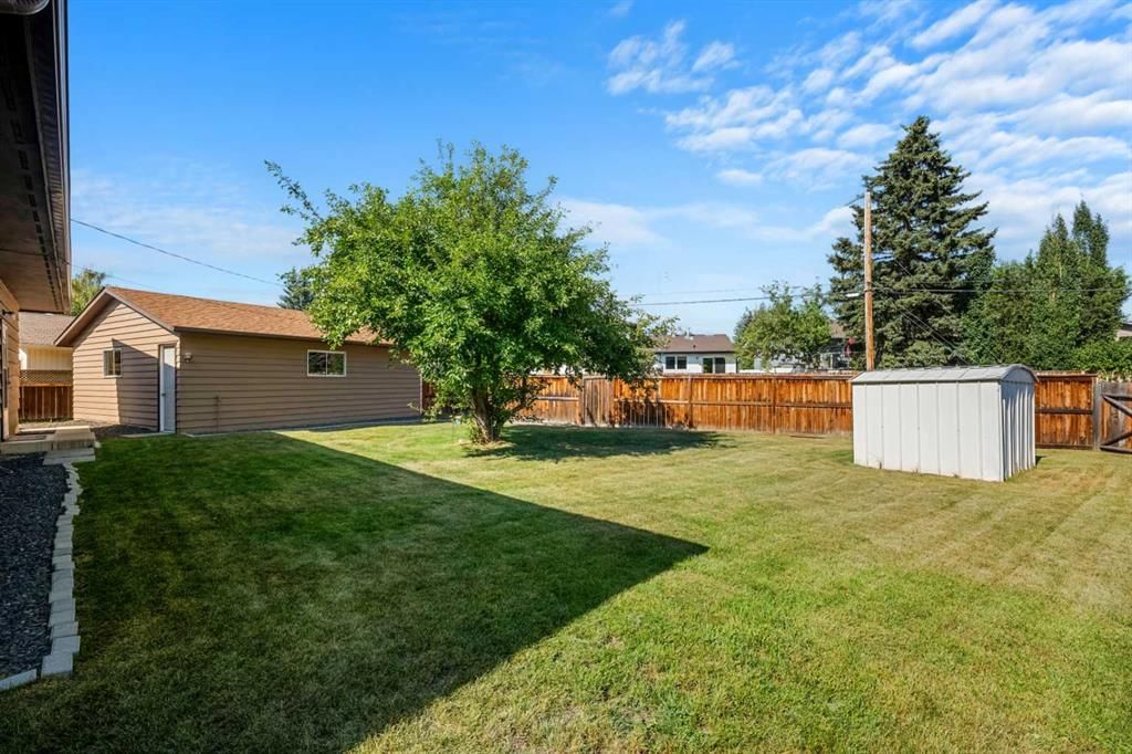 148 Lake Lucerne Crescent SE, Calgary — photo 3 of 42