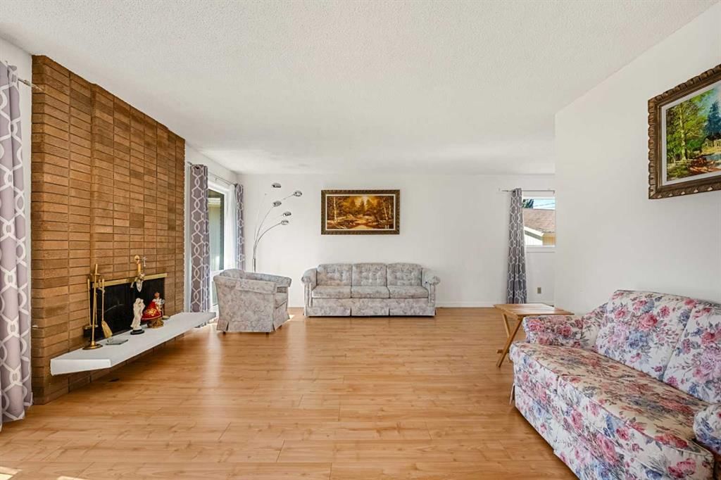 148 Lake Lucerne Crescent SE, Calgary — photo 5 of 42