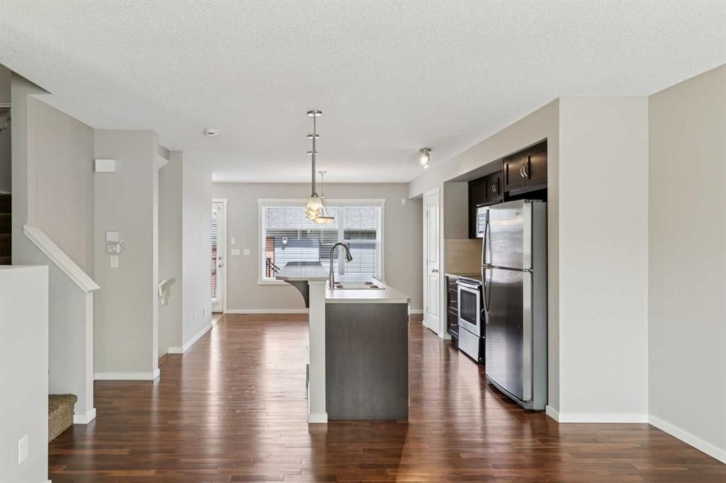 28 Walden Drive SE, Calgary — photo 3 of 32