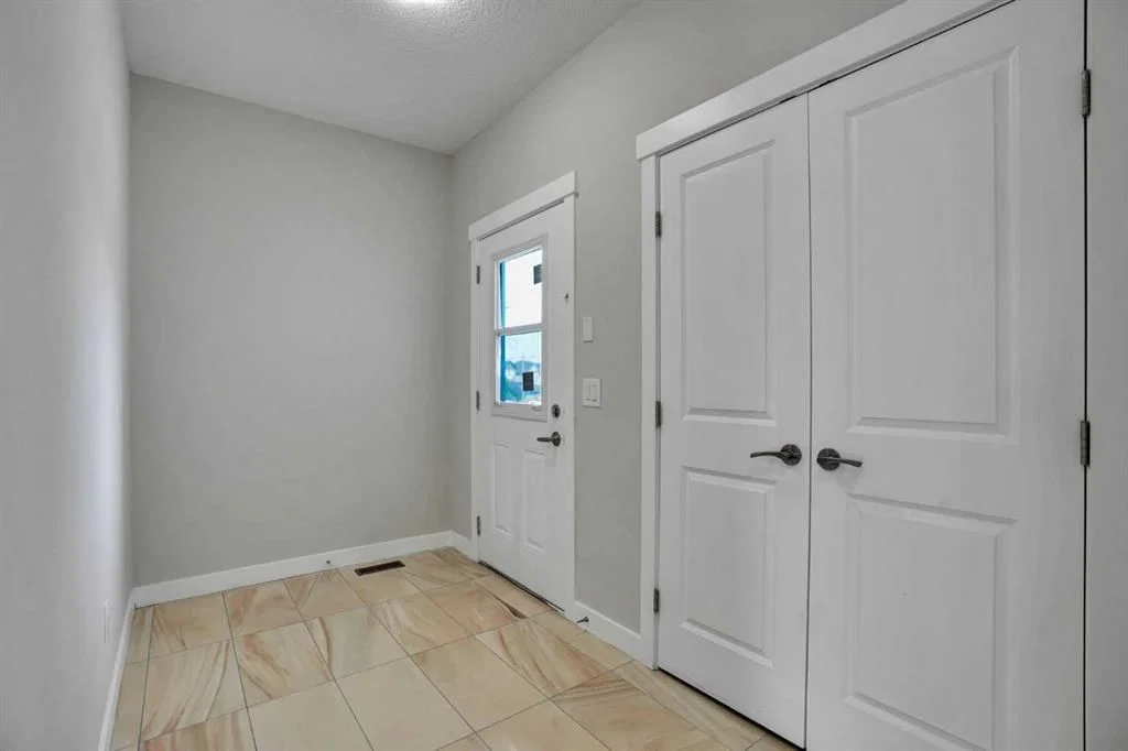 368 Nolanhurst Crescent NW, Calgary — photo 3 of 33