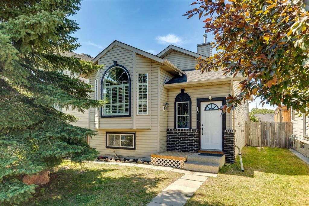 19 Covington Close NE, Calgary — main listing photo