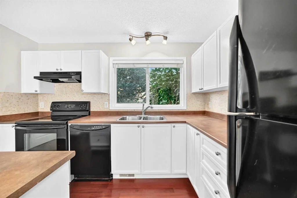 321 Elgin Point SE, Calgary — photo 3 of 22