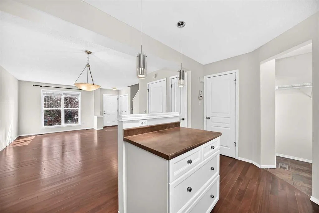 321 Elgin Point SE, Calgary — photo 4 of 22