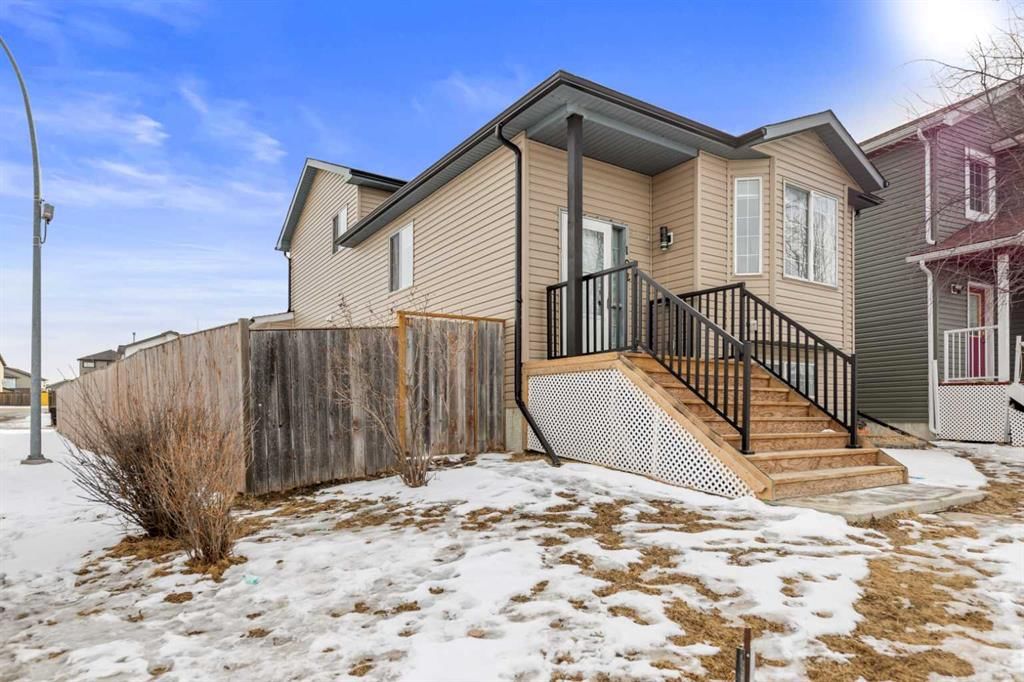 102 Martin Crossing Grove NE, Calgary — photo 2 of 35