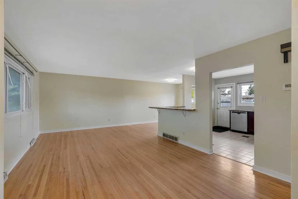8432 Elbow Drive SW, Calgary — photo 3 of 35
