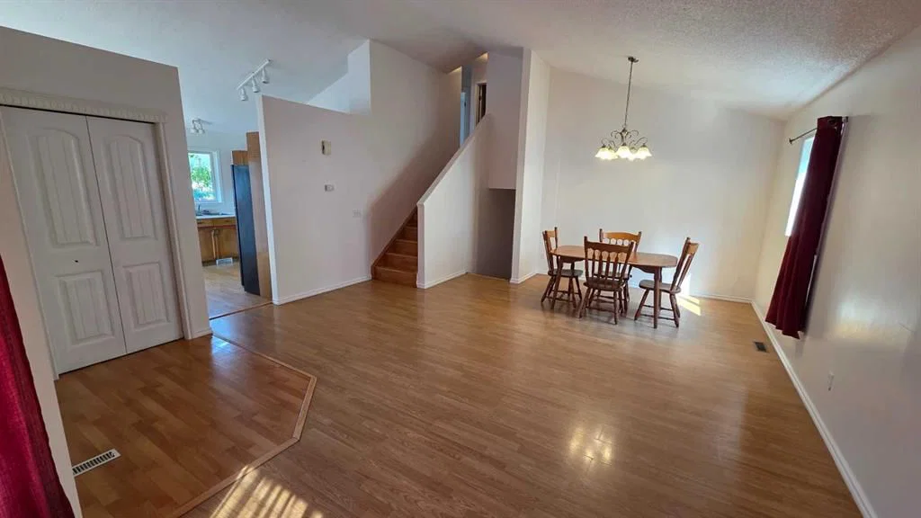 155 Applefield Close SE, Calgary — photo 5 of 33