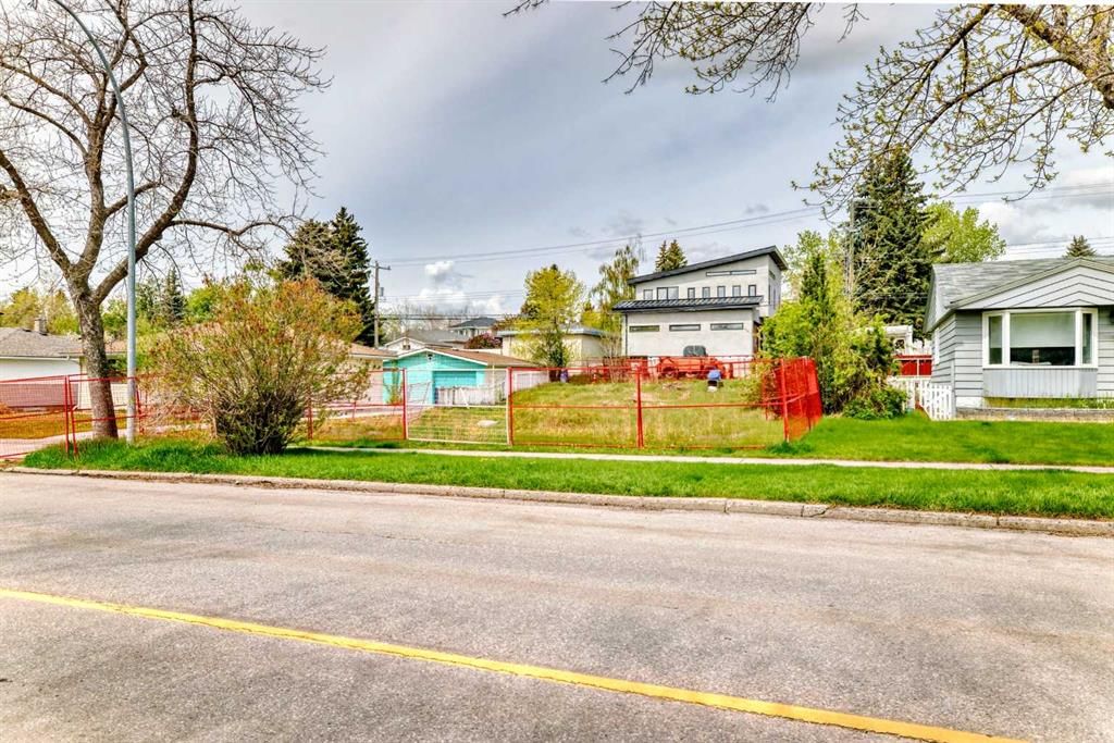521 Northmount Drive NW, Calgary — photo 2 of 25