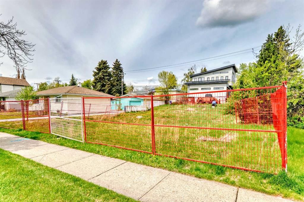 521 Northmount Drive NW, Calgary — photo 3 of 25