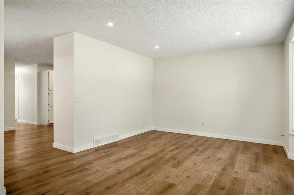 610 Strathcona Drive SW, Calgary — photo 2 of 24