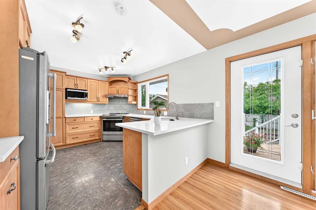 2808 Brecken Road NW, Calgary — photo 3 of 45
