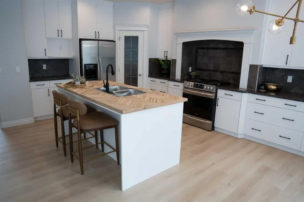 3 Strathridge Bay SW, Calgary — photo 5 of 37