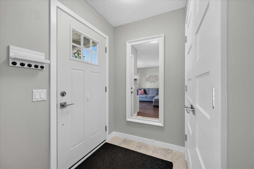 39 Midridge Gardens SE, Calgary — photo 3 of 36