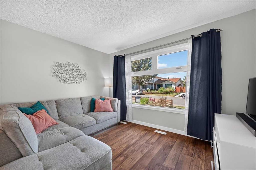 39 Midridge Gardens SE, Calgary — photo 4 of 36