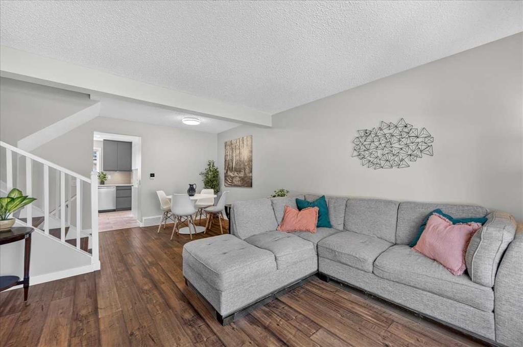 39 Midridge Gardens SE, Calgary — photo 5 of 36