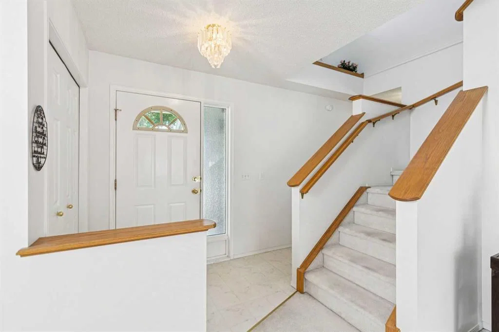10521 Hidden Valley Drive NW, Calgary — photo 3 of 36
