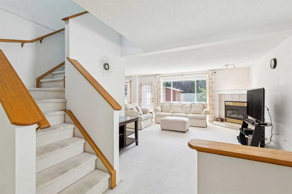 10521 Hidden Valley Drive NW, Calgary — photo 4 of 36