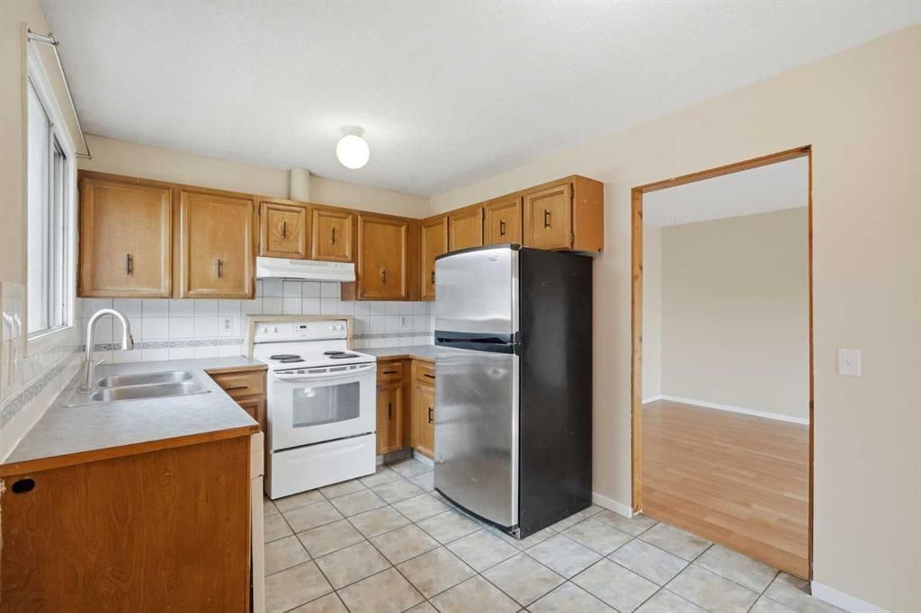 2706 46 Street SE, Calgary — photo 4 of 23