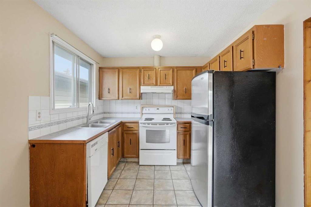 2706 46 Street SE, Calgary — photo 5 of 23
