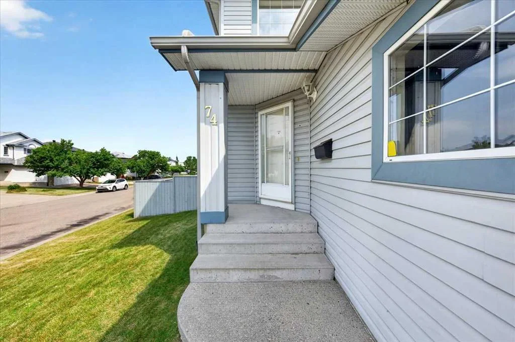 74 Anaheim Gardens NE, Calgary — photo 3 of 50