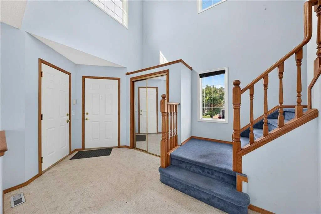 74 Anaheim Gardens NE, Calgary — photo 4 of 50