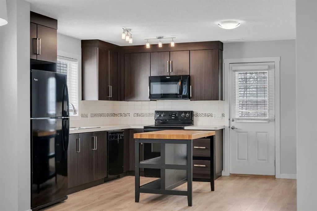 406 Mckenzie Towne Close SE, Calgary — photo 5 of 25