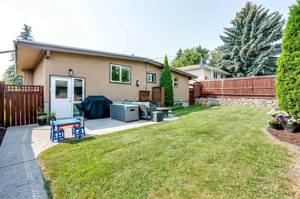 624 Sherman Avenue SW, Calgary — photo 4 of 41