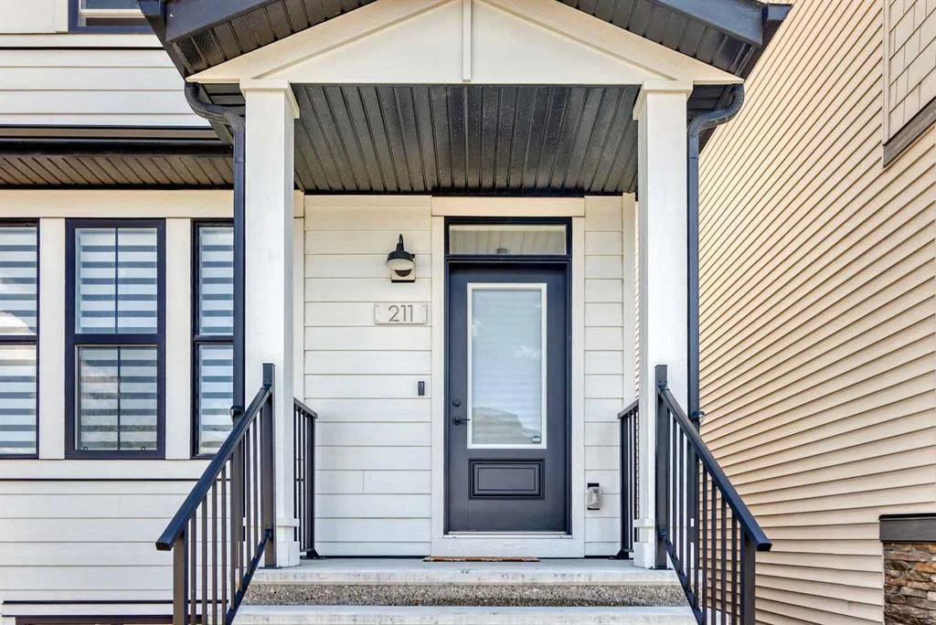 211 Silverton Glen Crescent SW, Calgary — photo 4 of 40
