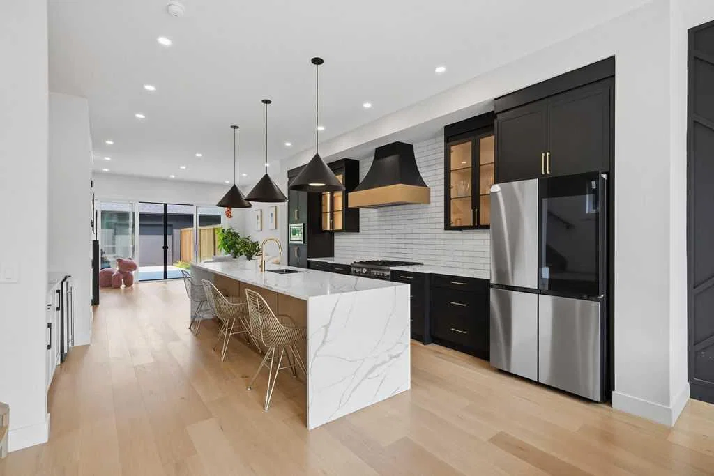 136 10 Avenue NW, Calgary — photo 4 of 38