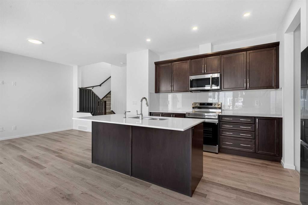 110 Yorkstone Villas SW, Calgary — photo 2 of 49