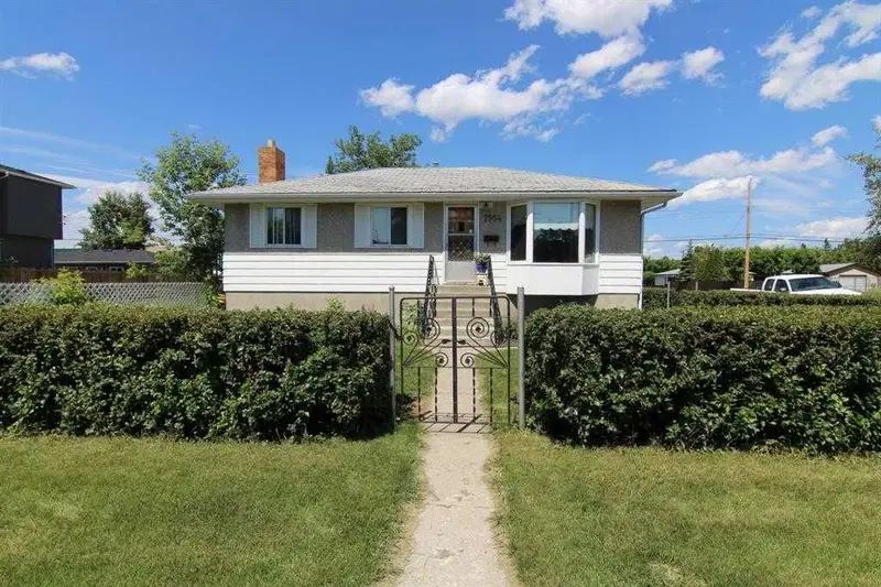 7504 39 Avenue NW, Calgary — main listing photo