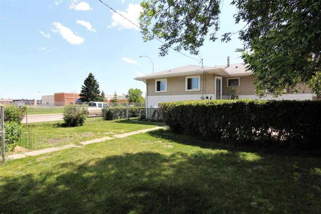 7504 39 Avenue NW, Calgary — photo 3 of 16