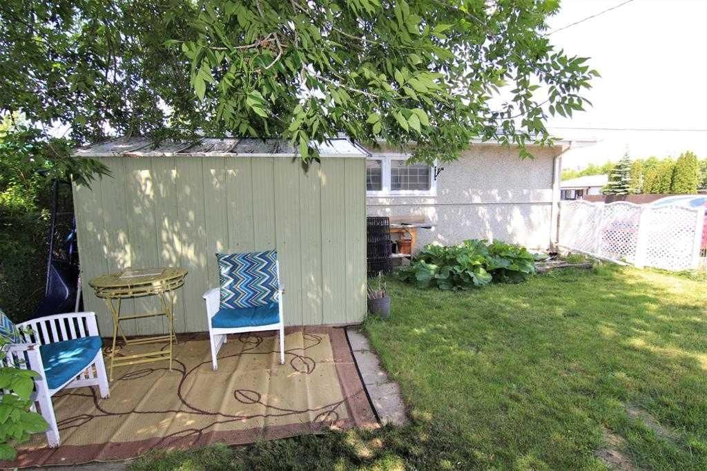 7504 39 Avenue NW, Calgary — photo 4 of 16