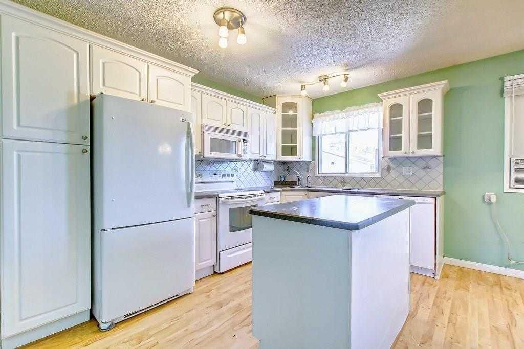 5820 Rundlehorn Drive NE, Calgary — photo 4 of 27