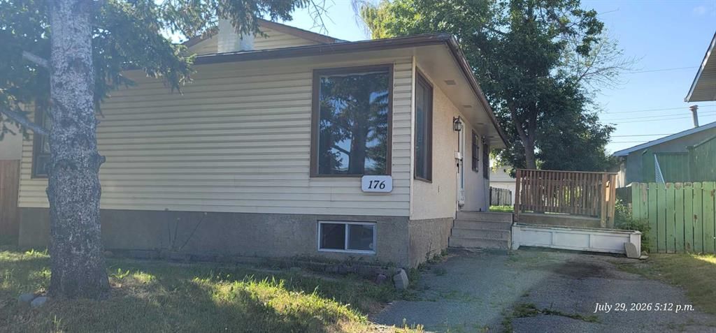176 Penbrooke Close SE, Calgary — photo 2 of 25