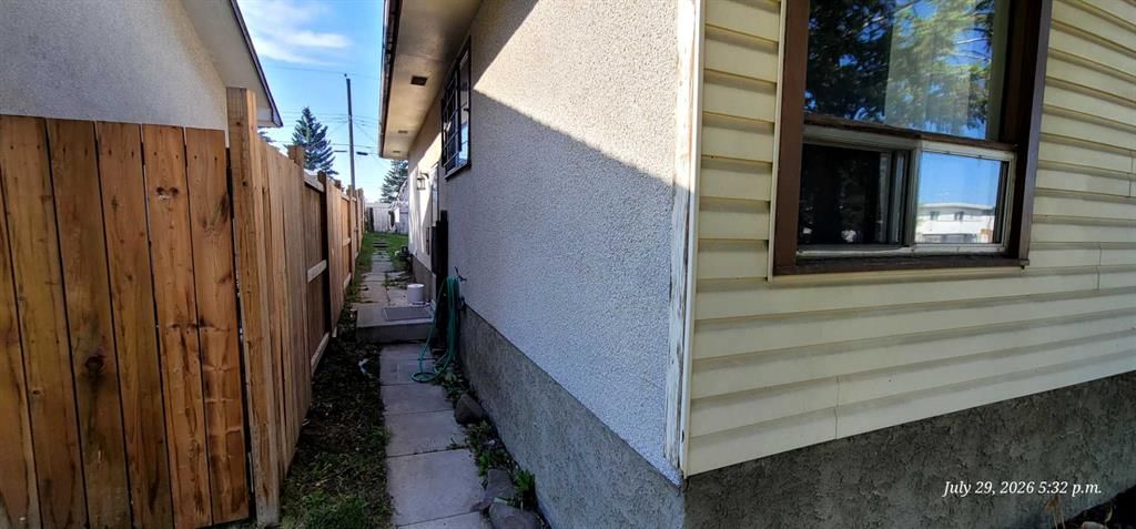 176 Penbrooke Close SE, Calgary — photo 4 of 25