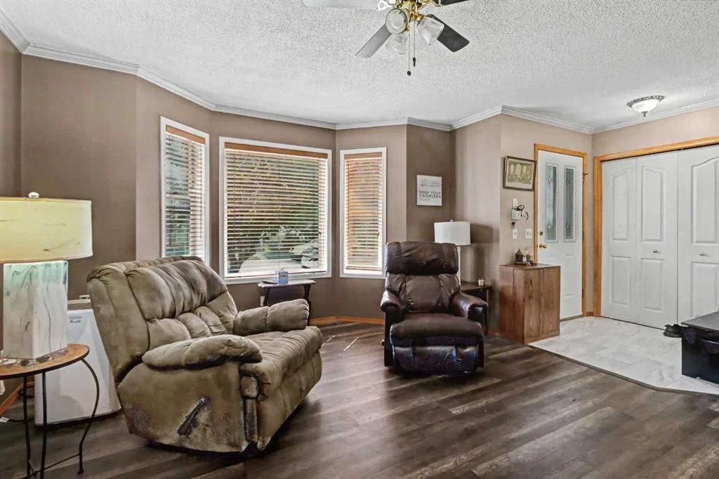 311 Erin Circle SE, Calgary — photo 3 of 38