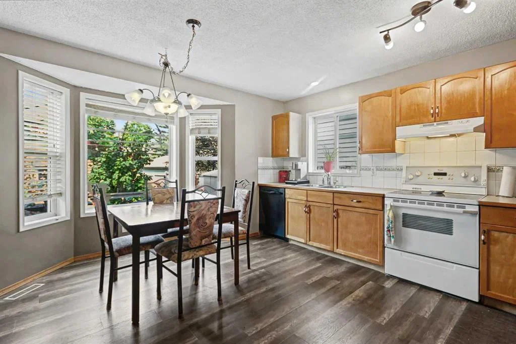 311 Erin Circle SE, Calgary — photo 5 of 38