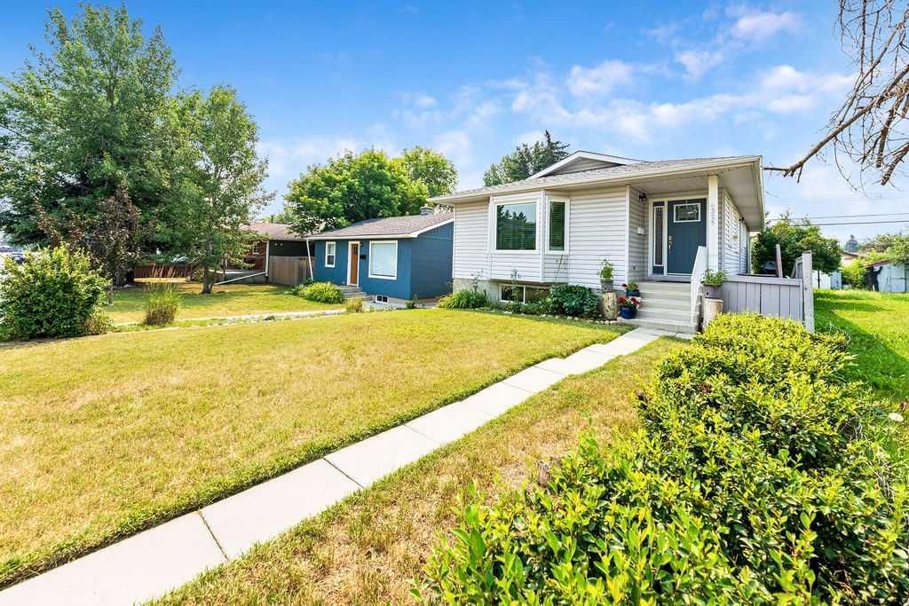 4325 70 Street NW, Calgary — photo 3 of 31