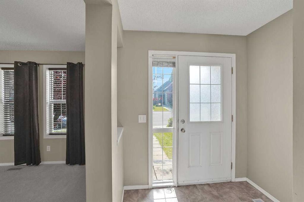 706 Everridge Drive SW, Calgary — photo 3 of 32