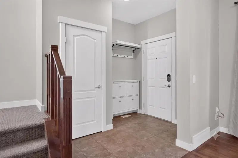 22 Panora Road NW, Calgary — photo 3 of 46