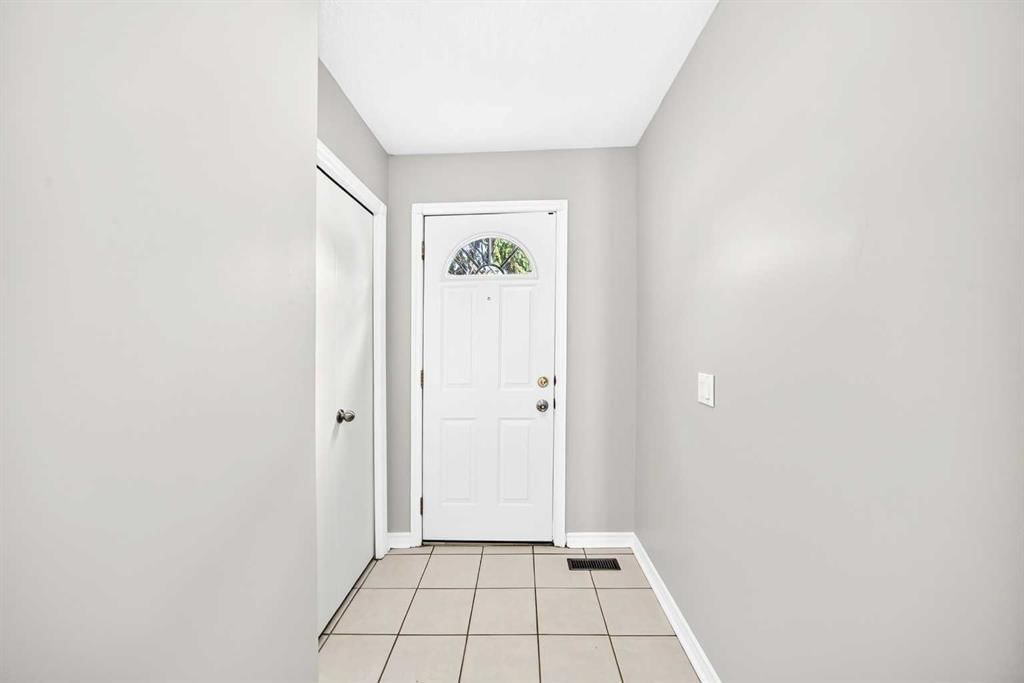 315 Georgian Villas NE, Calgary — photo 4 of 44
