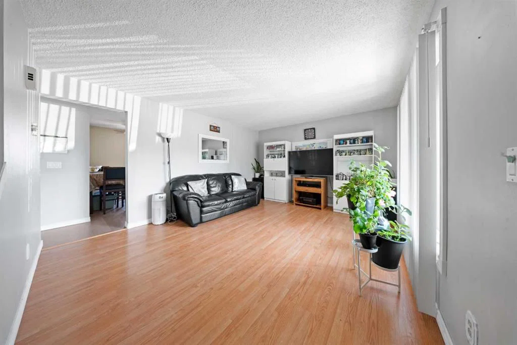 32 Shawmeadows Road SW, Calgary — photo 3 of 18