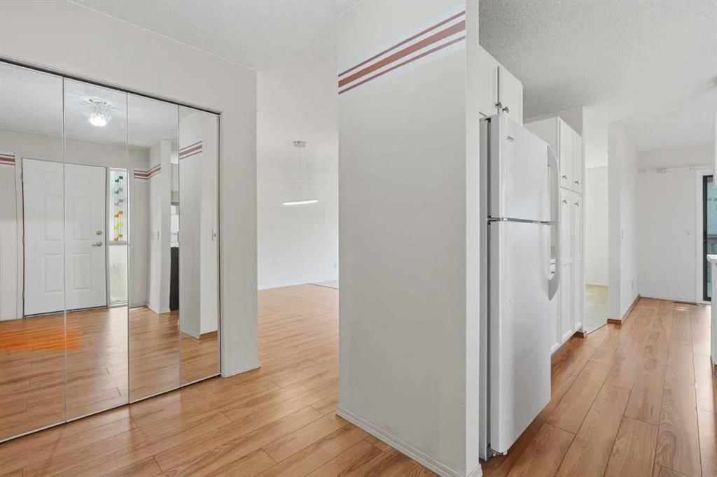 30 Sandarac Circle NW, Calgary — photo 3 of 46