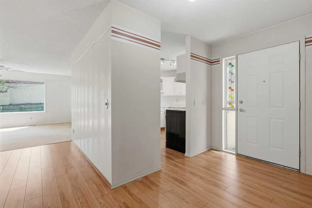 30 Sandarac Circle NW, Calgary — photo 4 of 46