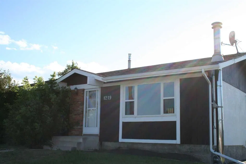 1219 68 Street NE, Calgary — photo 2 of 44