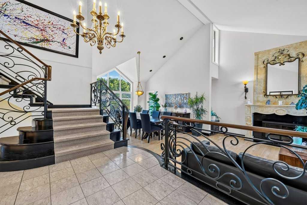 95 Woodridge Close SW, Calgary — photo 4 of 50