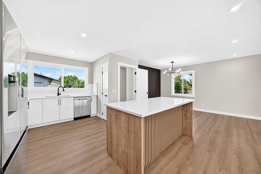 704 Malvern Drive NE, Calgary — photo 5 of 48